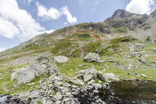 Mauerreste der historischen Knappenbehausung im Vetternkar - im Hintergrund Rotmandlspitze und Sauberg