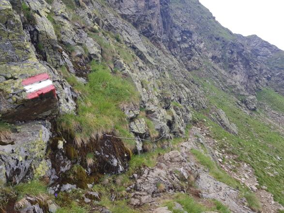 Seilversicherte Passage unterhalb der Krukeckscharte am Wanderweg #702