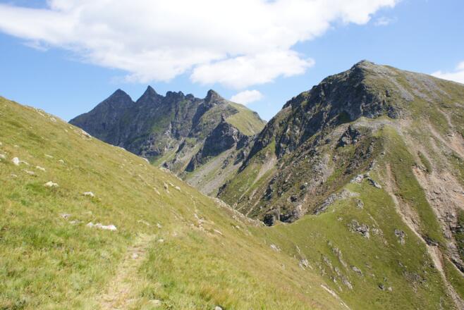 Blick vorbei am Rabenköpfl zum Höchstein