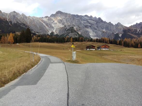 in Richtung Rohrmoosgut unterweg auf der asphaltieren Straße