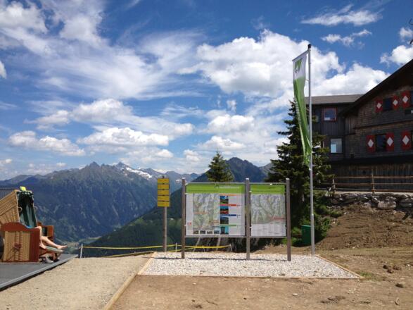 Wanderportal am Gipfel der Hochwurzen