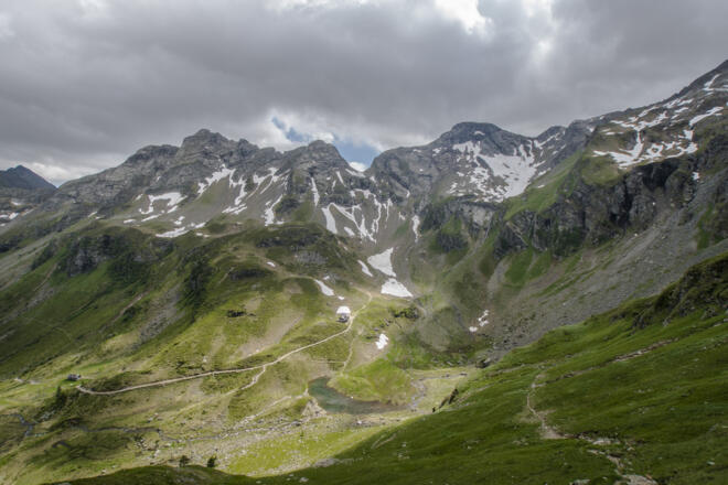 Die Keinprechthütte im eindrucksvollen Neualmkar schon im Blick.