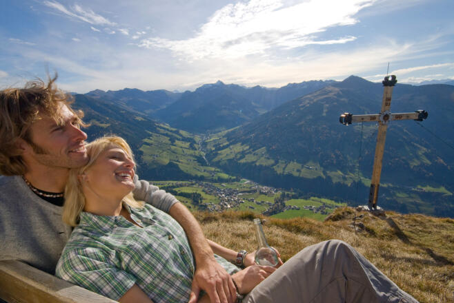 Pause am Gipfelkreuz Gratlspitz Alpbach