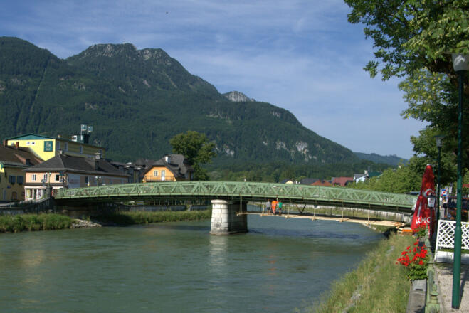 Kaiserin-Elisabeth-Brücke und Katrin im Hintergrund