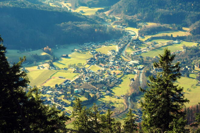 Tiefblick auf Grünau mit Alm