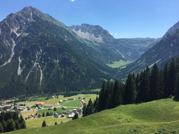 Blick ins Gemsteltal und den Ortsteil Bödmen