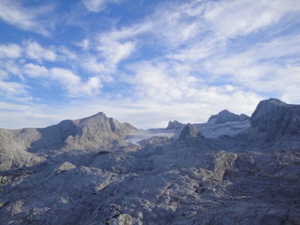 Gjaidstein, Simonyhütte, Schöberl und Dachstein in neuer Perspektive
