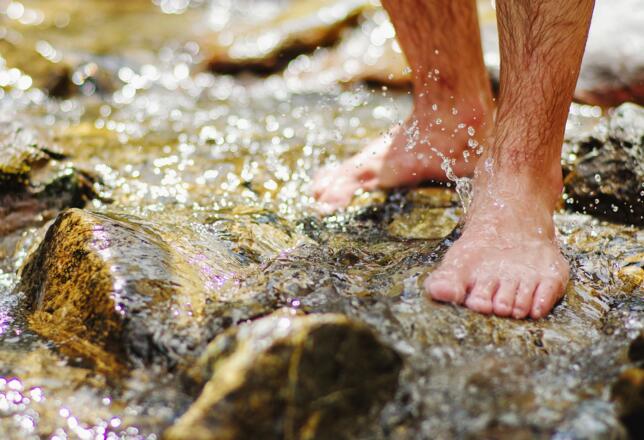 Barfuß durchs Wasser stapfen