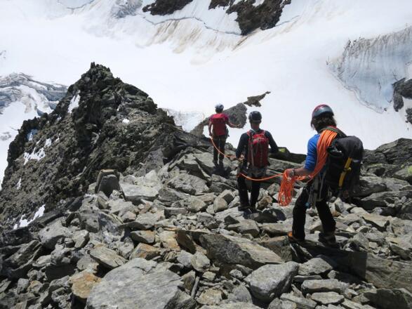 Der Abstieg über den Südgrat beginnt flach und noch wenig ausgesetzt.