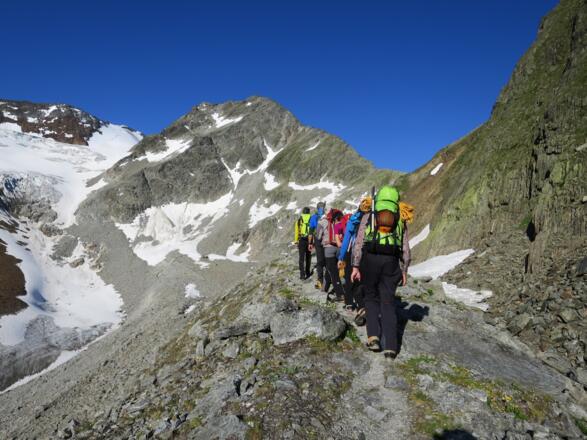 Der Blick auf den Nordgrat wird frei, links ist die nordseitige Abstiegsvariante vom Urkundsattel sichtbar. 