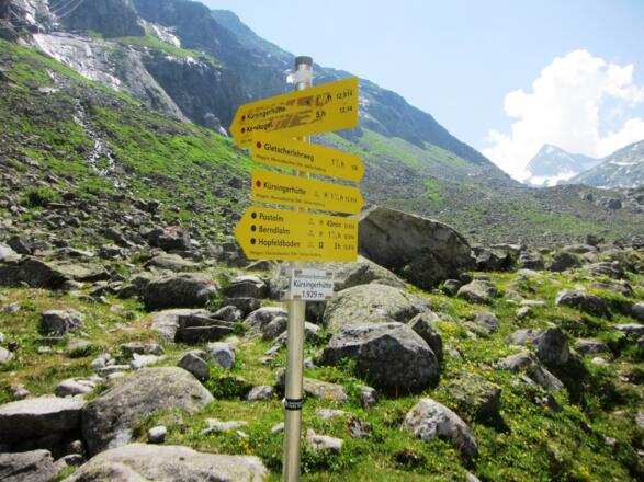 Gleich nach dem Start teilen sich die Wege zur Kürsingerhütte und der Gletscherweg.