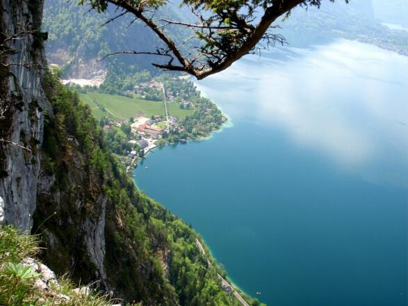 Tiefblick zum Attersee bei Weißenbach