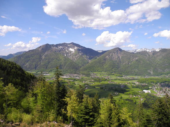 Obwohl nicht einmal 2000m hoch, erhebt sich die Zimnitz mit dem Leonsberg mächtig über dem Ischltal.
