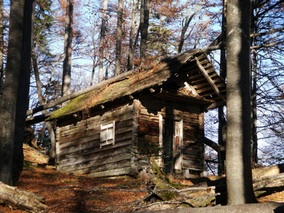 Verfallene Jagdhütte oberhalb der Schüttalm