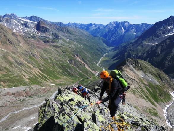 Bandschlingen über Felsköpfe bieten ideale Möglichkeiten für Standplätze.