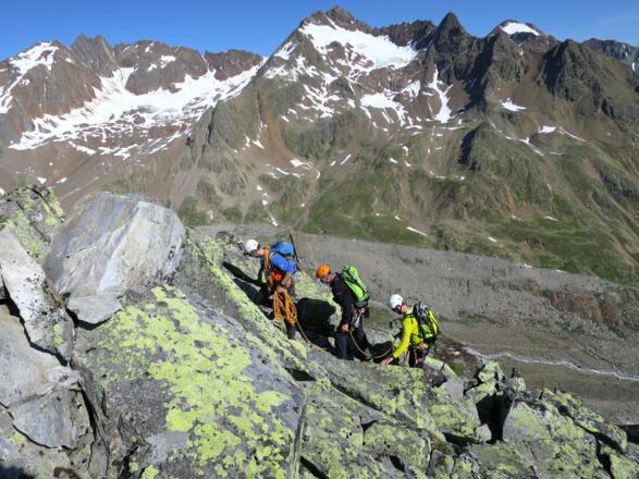 Keine Absturzgefahr, daher können wir gleichzeitig gehen. Hinten, in Bildmitte, die Bliggspitze 3454 m