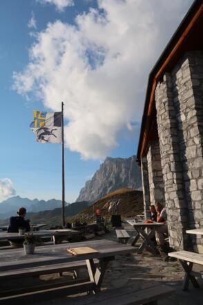 Ausklang des Tages auf der Terrasse der Carschinahütte