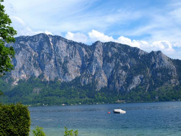 Steile Westseite des Höllengebirges