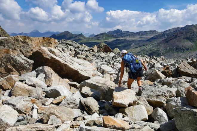 Weg übers Schotterfeld zum Hohen Rad