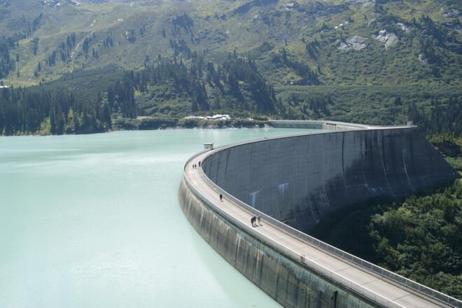 Kopssee mit geschwungener Staumauer