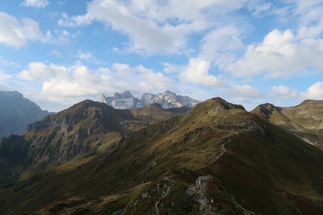 Der Golmer Höhenweg mit den Drei Türmen im Hintergrund