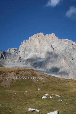 Steinzeichen und die Sulzfluh im Hintergrund