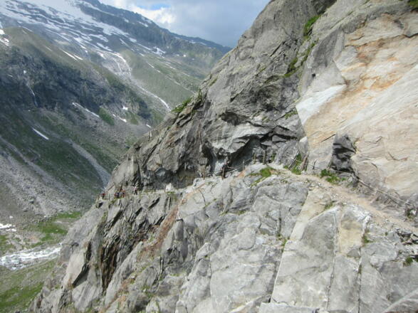 Elegant zieht der Weg über die steilen Platten