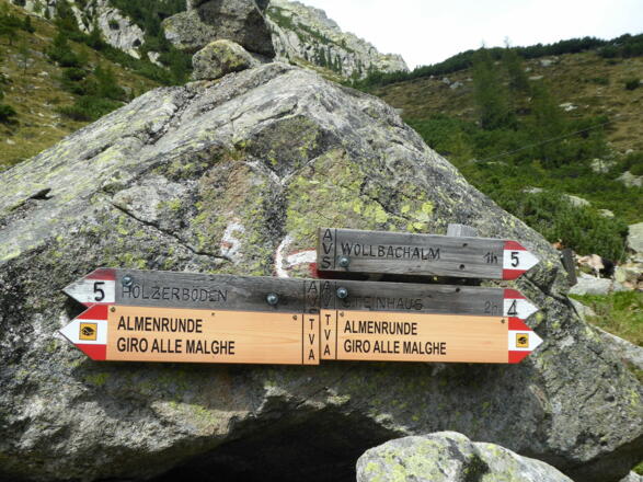 Wegweiser am Felsen oberhalb Golser Albl -  Segnale indicatore sulla roccia sopra Malga Golser Albl