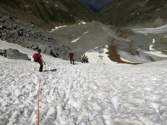Steilhang beim Abstieg vom Urkundsattel - bei Sulzschnee kein Problem.