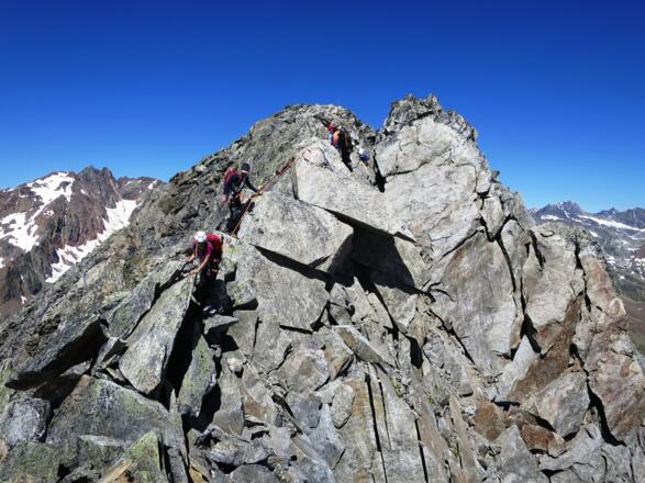 Klettertechnisch ist der Südgrat etwas schwieriger als ....