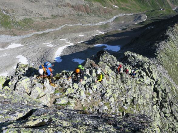 Kursbetrieb. Zwei Dreier-Seilschaften im Aufstieg.