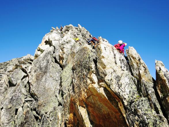 Typisch ist der Wechsel von flachen Gratabschnitten zu steilen Absätzen.
