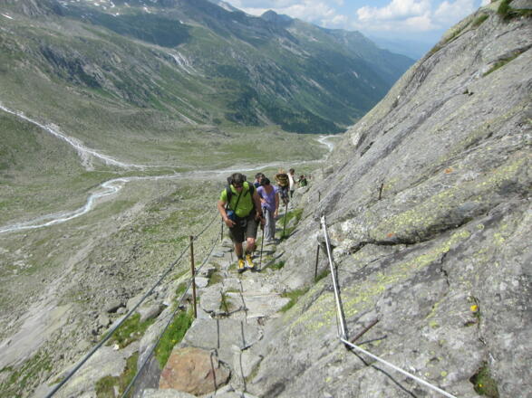Gut abgesicherter Wegverlauf oberhalb des Sulzbachtals