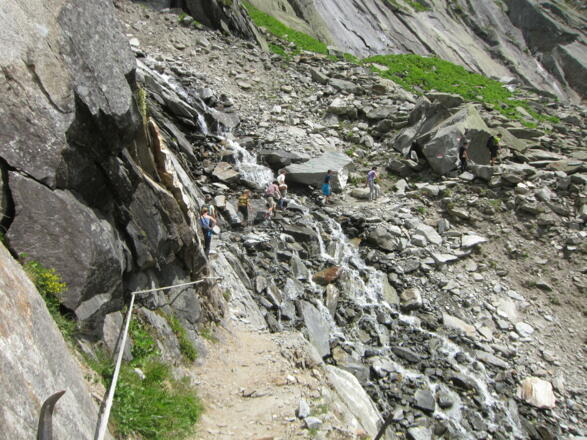 An manchen Stellen quert man Wasserläufe
