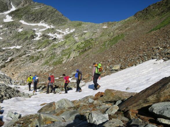 Der grüne, unauffällige Rücken in Bildmitte bietet den bequemsten Anstieg auf den Sattel.