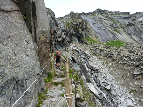 Sehr gut angelegter Weg mit Seilsicherungen durch die schroffe Felsflanke