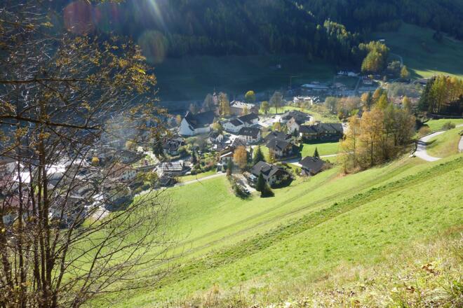 Blick von den Sonnenwegen auf Steinhaus -  Vista dai sentieri del sole su Cadipietra