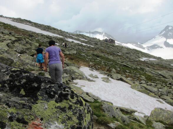 ... wird auch die Hütte sichtbar. Hinten rechts der Große Geiger (3360 m).
