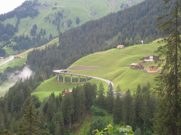 Die Kehre der Hochtannbergstraße beim Schröckener Ortsteil Schmitte ist ein imposantes Straßenbauwerk.