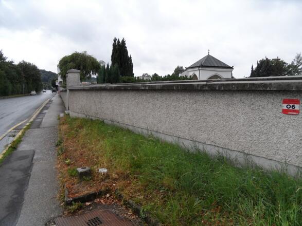 An der Mauer des Friedhofs in Ebelsberg ist eine Markierung angebracht.