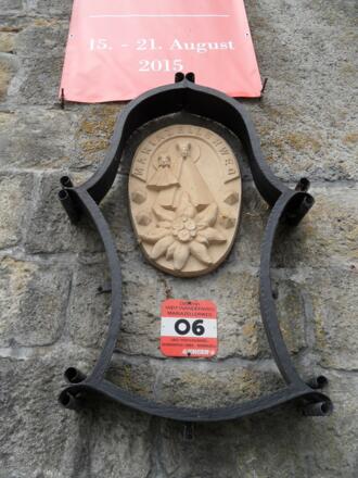 Hinweistafel zum Weitwanderweg auf der Außenmauer des Stift St. Florian.
