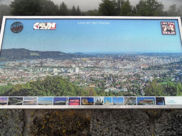 Eine Panoramakarte beim Ausblickspunkt am Pöstlingberg.