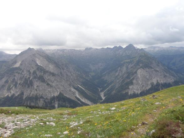 Blick über das Große Walsertal in Richtung Rote Wand