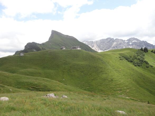 Biberacher Hütte vor dem Rothorn, im Hintergrund die Braunarlspitze