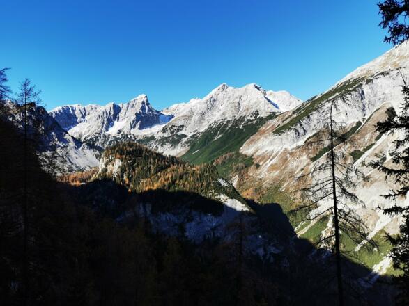 Blick in das herbstliche Halltal
