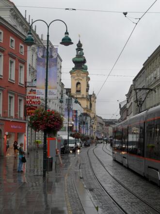 Linzer Landstraße mit der Ursulinen- und der Karmelitenkirche.