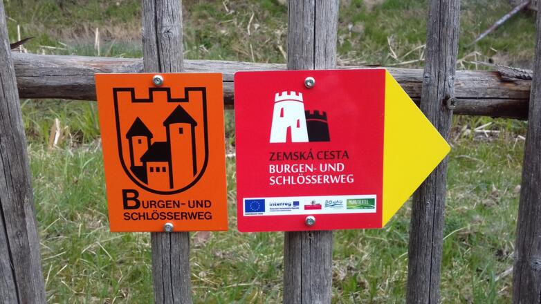 Alte und neue Beschilderung