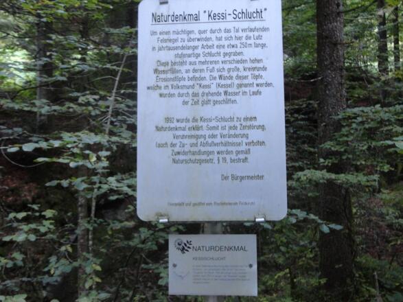 Hinweisschild auf die Kessischlucht