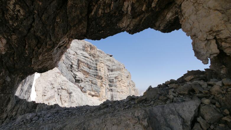 Blick durch das berühmte Tofana Felsenfenster auf das Rifugio Cima Tofana