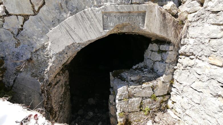 Kaverneneingang bei der Bocca Saval